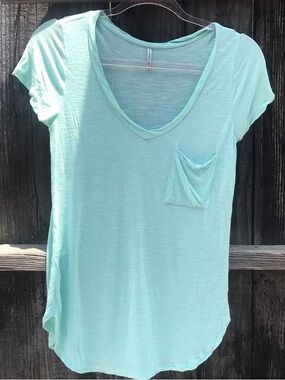 Tresics Light Blue Cuffed-Sleeve Tee – Women’s Medium